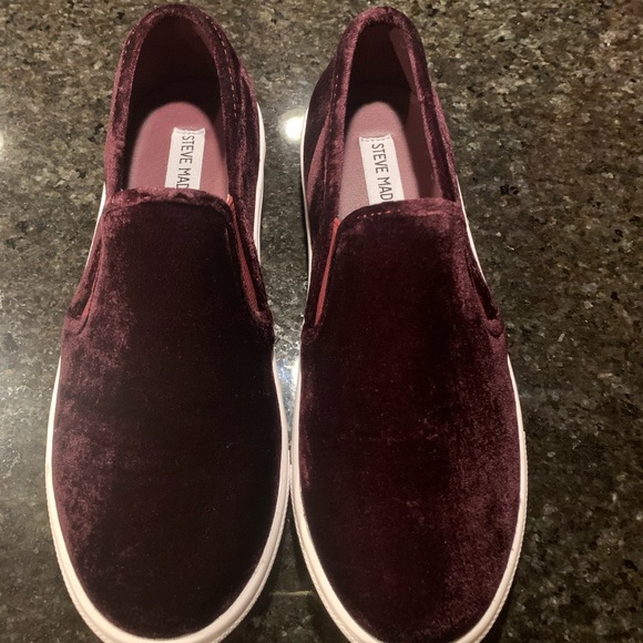 Steve Madden Velvet Slip On Shoes 9.5 but fit as a 9 - Picture 1 of 3